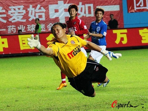 热刺中卫飞身扑救，关键时刻力挽狂澜，振奋人心