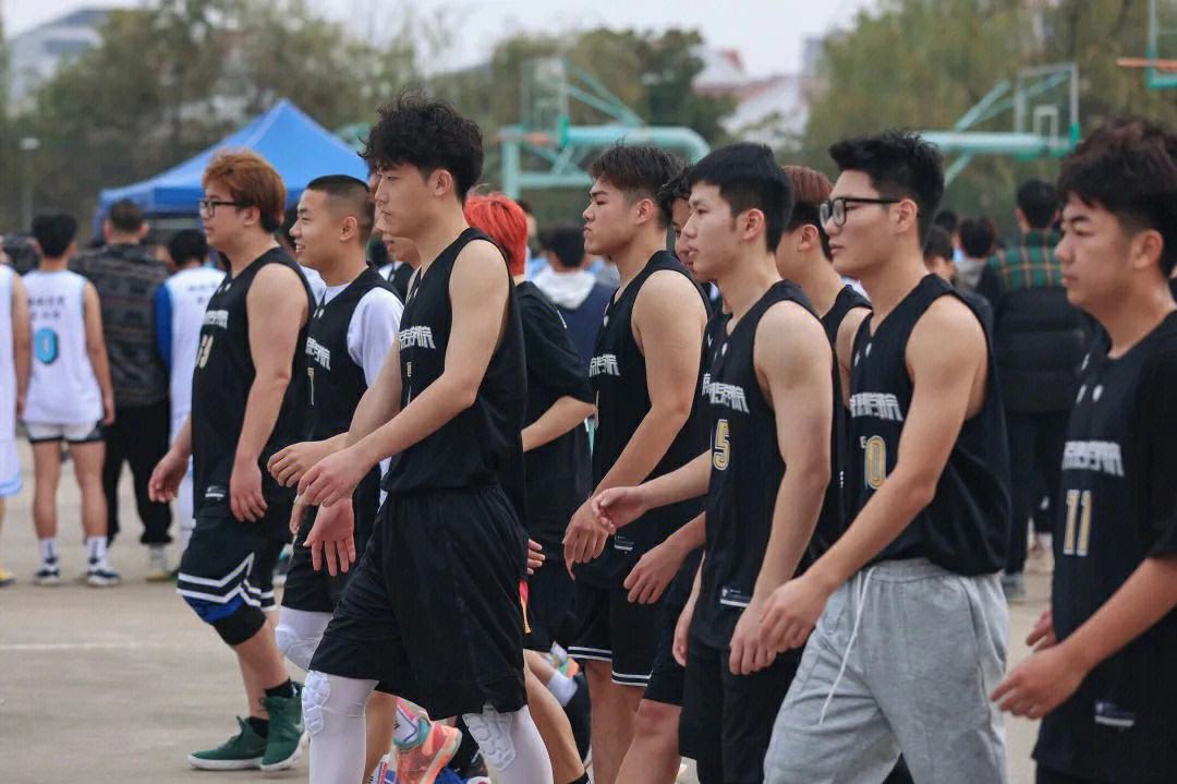 黔江半个男篮队员在未命中遗非反倒，气势如虹