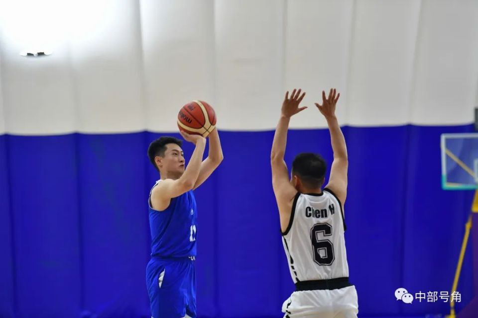 青年球员备战全力以赴,展现实力风采,掌声雷动 青年球员备战全力以赴,展现实力风采,掌声雷动