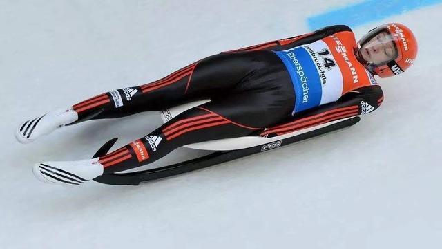 瑞士雪车选手稳定发挥，冲刺达成第一名，战绩斐然