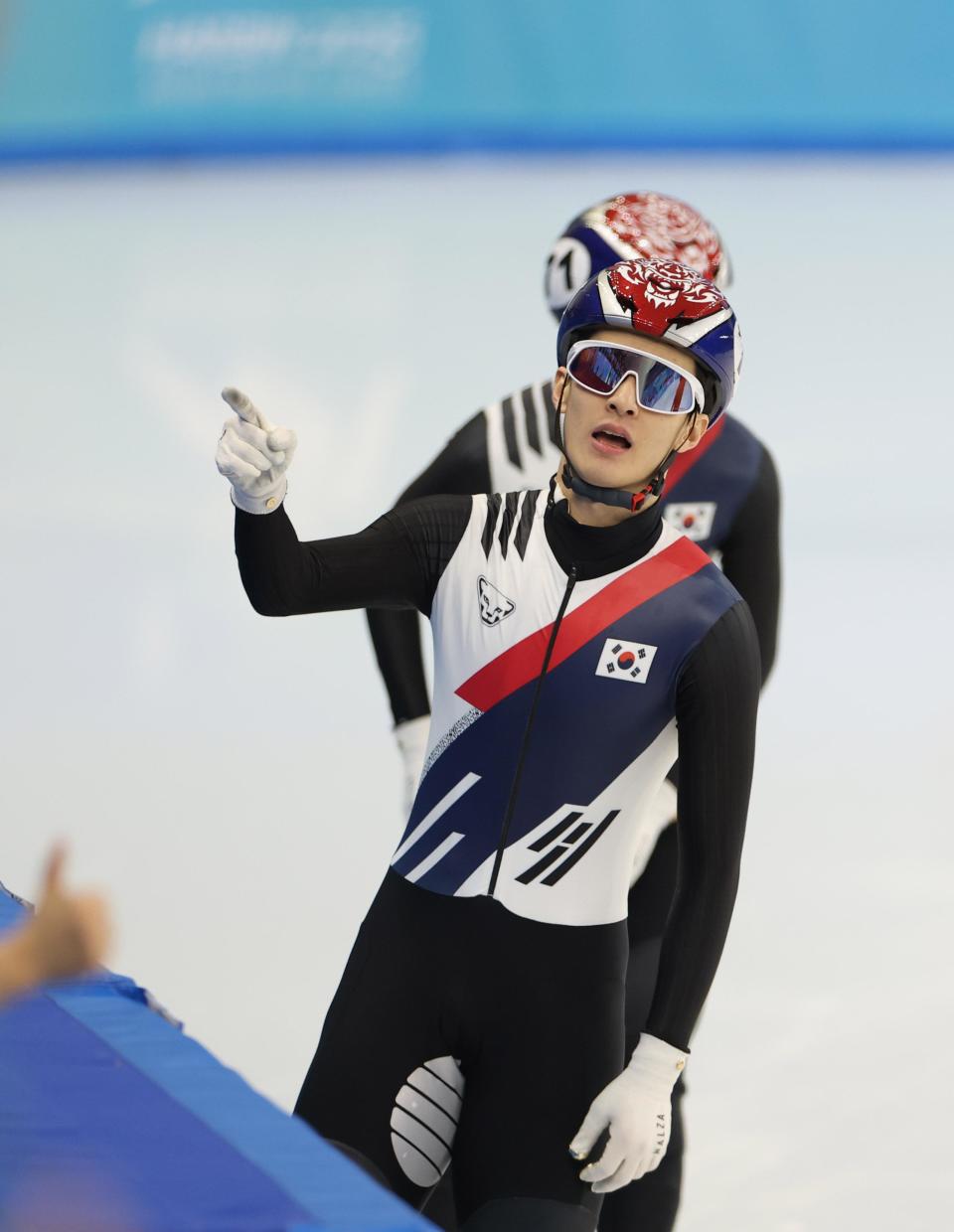 关于短道速滑决赛：荷兰选手飞速冲刺，夺金，表现亮眼的信息
