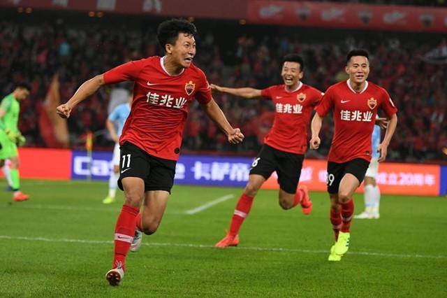 恒大主场告捷积分榜前三争夺激烈，气势如虹