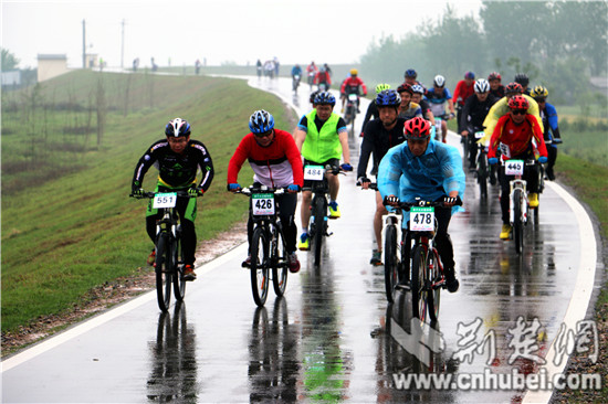 法国自行车选手冒雨比赛,仍获得好成绩,全场震撼 法国自行车选手冒雨比赛,仍获得好成绩,全场震撼