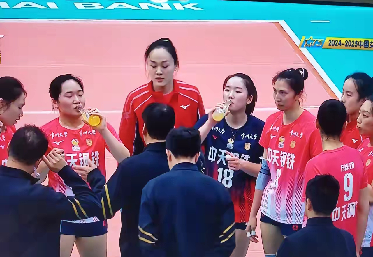 捷克女排队大胜对手晋级四强,稳步上升 捷克女排队大胜对手晋级四强,稳步上升