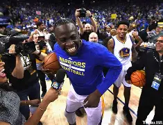 勇往直前的足球勇士们冲向胜利,表现亮眼 勇往直前的足球勇士们冲向胜利,表现亮眼