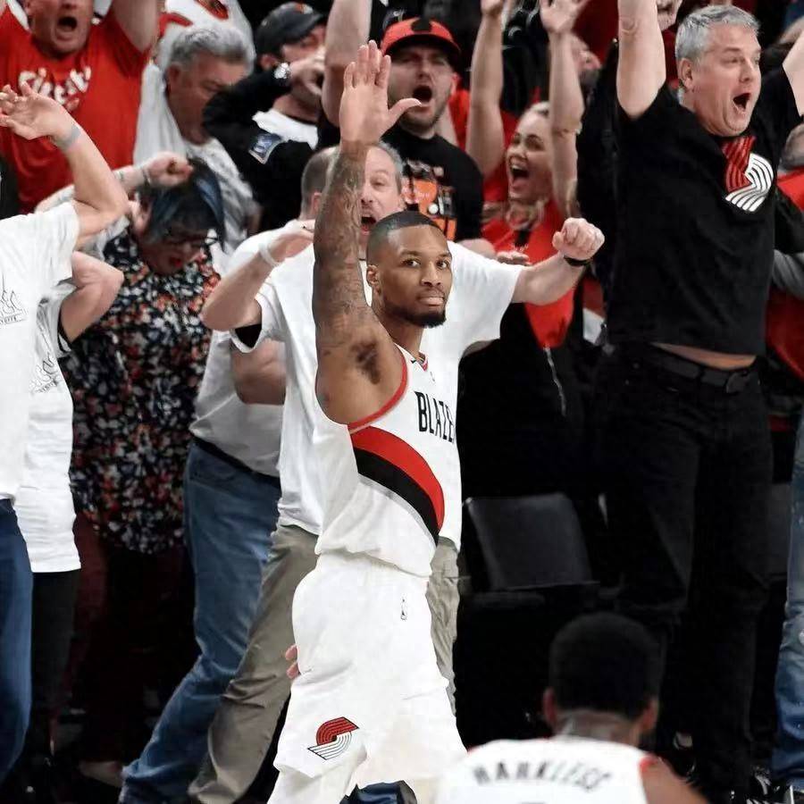 开拓者队核心球员高效火力，力克对手，掌声雷动