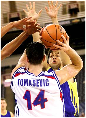 南斯拉夫队夺得国际篮球锦标赛冠军，全场震撼