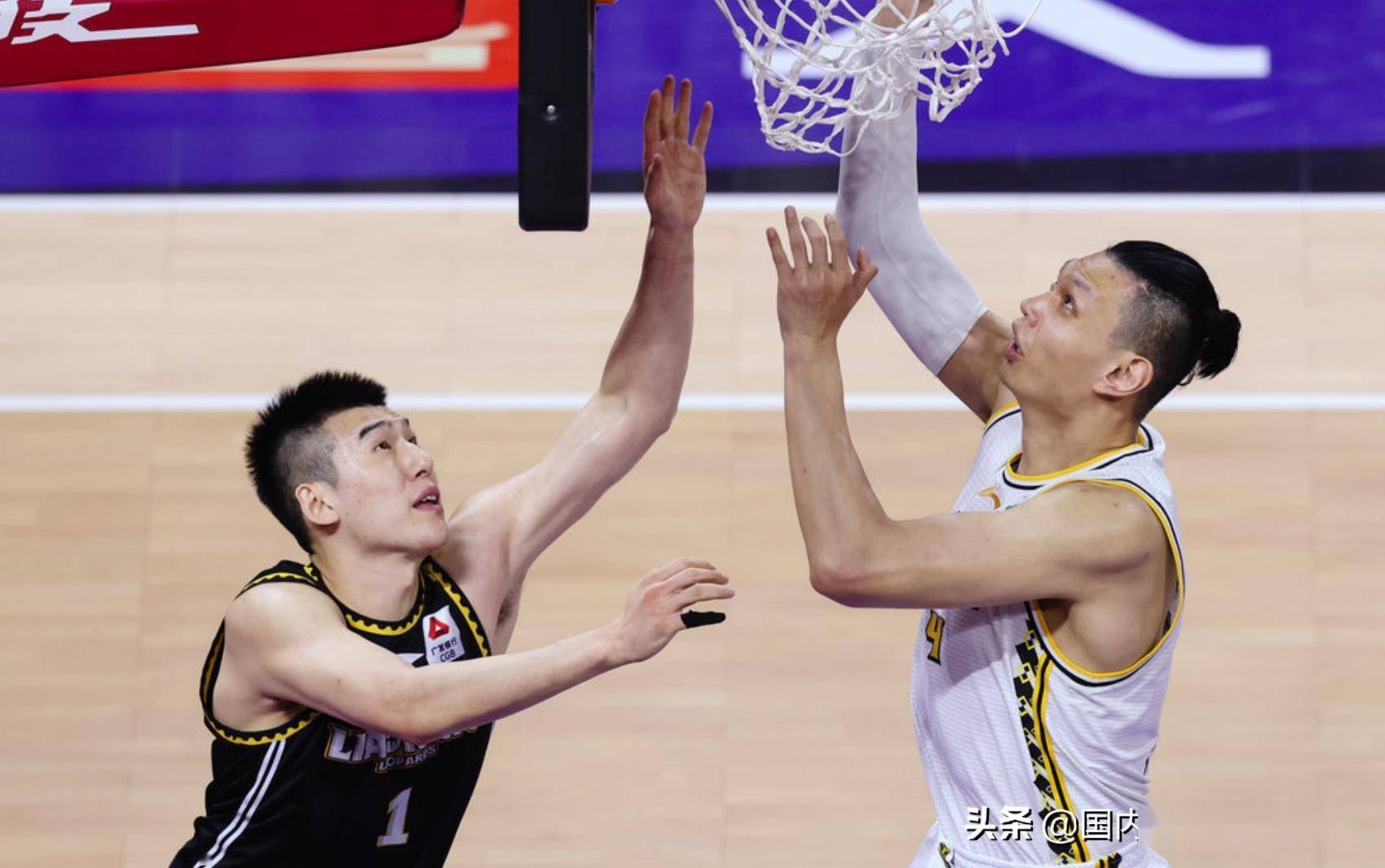 南斯拉夫队夺得国际篮球锦标赛冠军，全场震撼