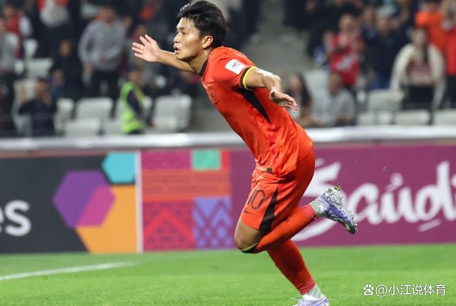 亚洲足球俱乐部赛场上交锋，争夺胜利，掌声雷动的简单介绍