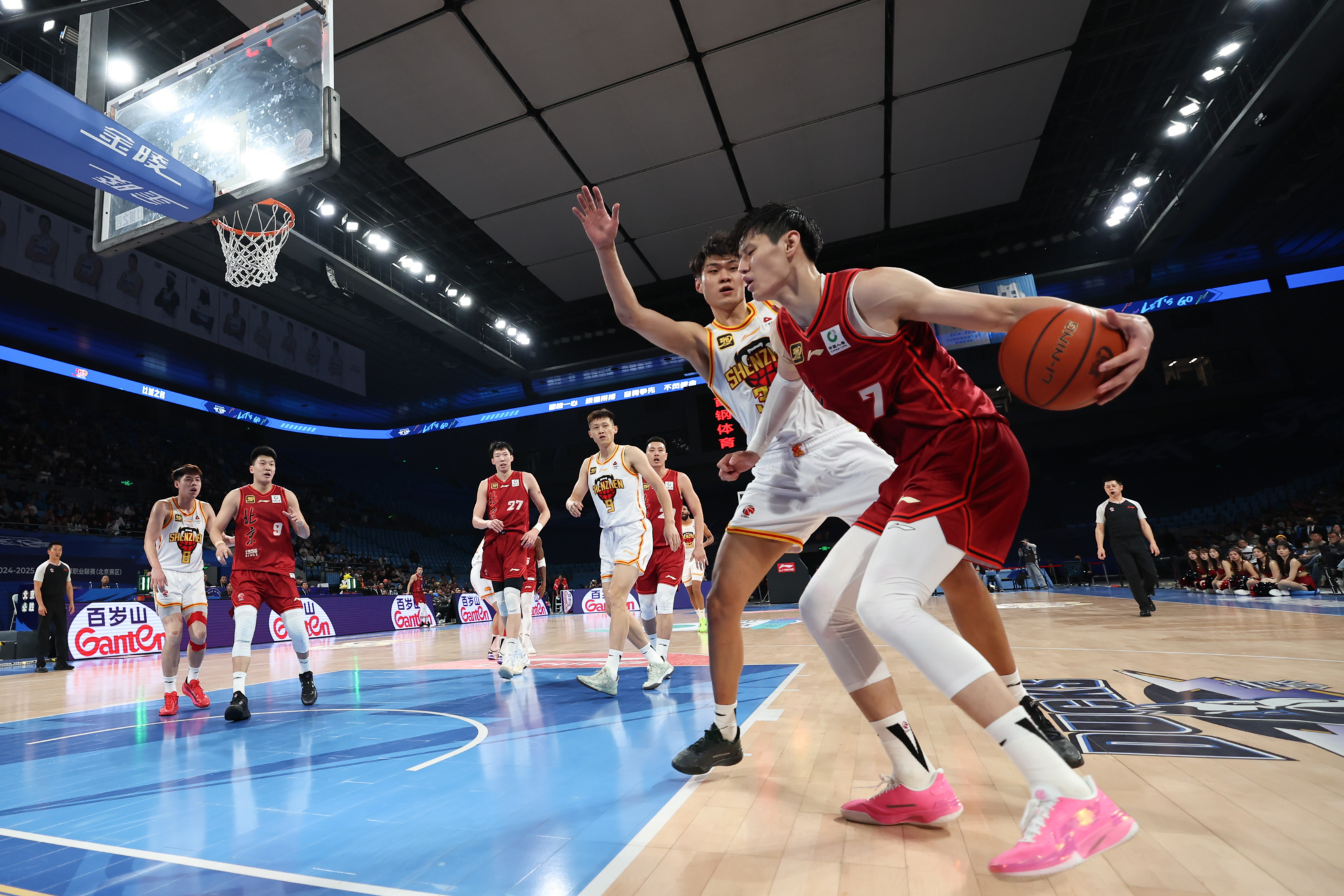 北京队轻松取胜，提升战绩稳坐榜首，势不可挡