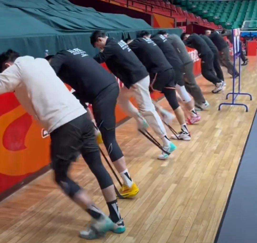 职业篮球队全力备战下一场比赛，士气大振