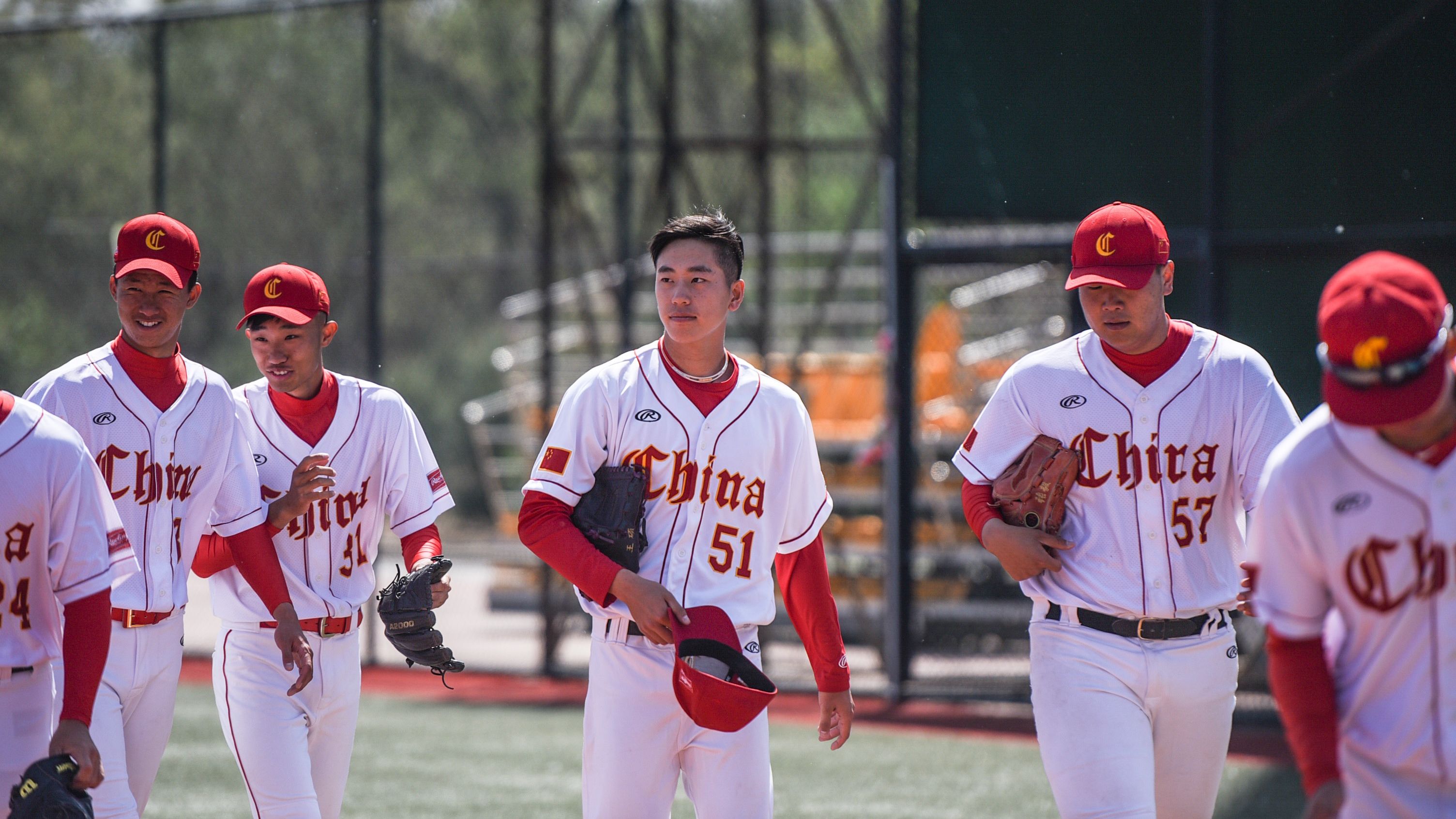 职业篮球队全力备战下一场比赛，士气大振