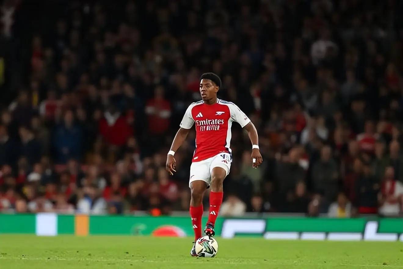 阿贾克斯逆袭皇马，震撼欧冠传奇，掌声雷动