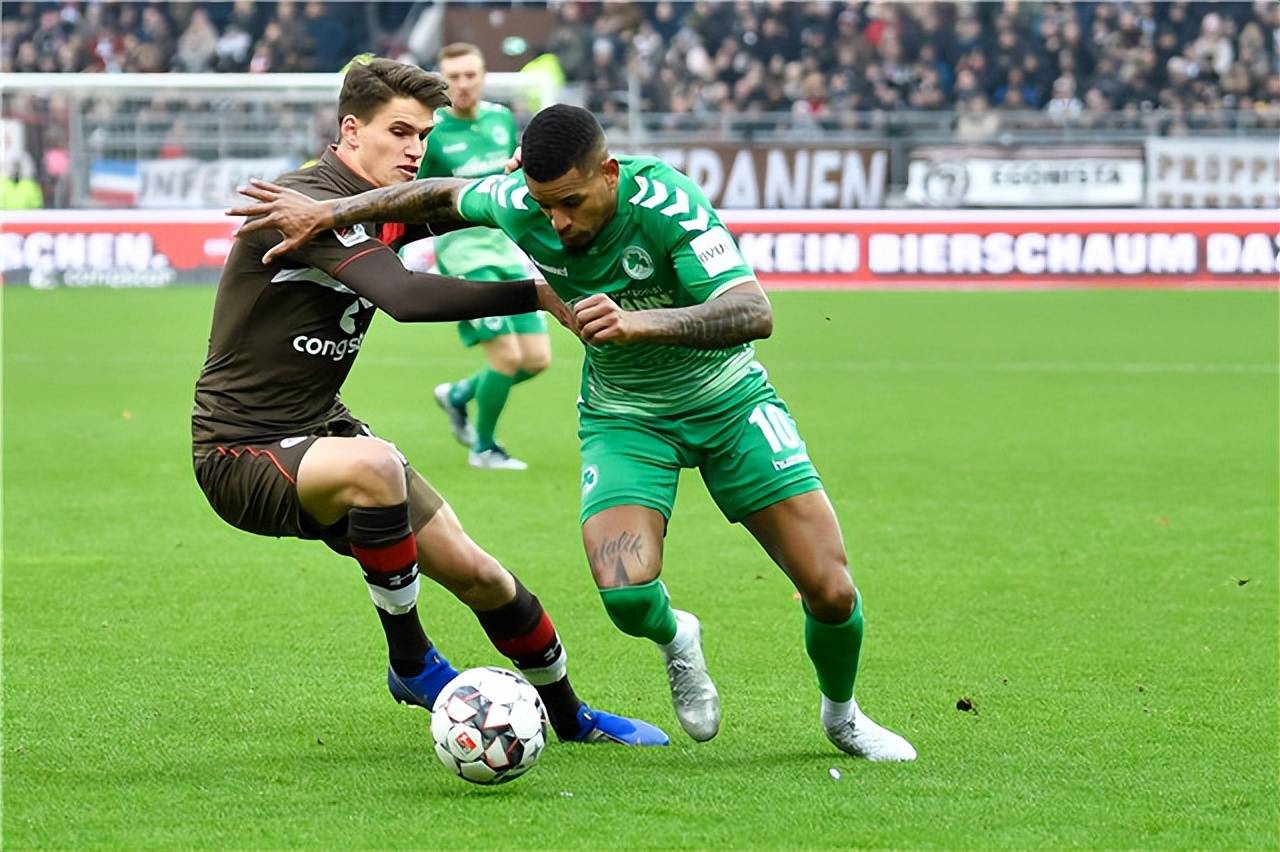 雷根斯堡表现低迷，主教练承担责任，稳步上升