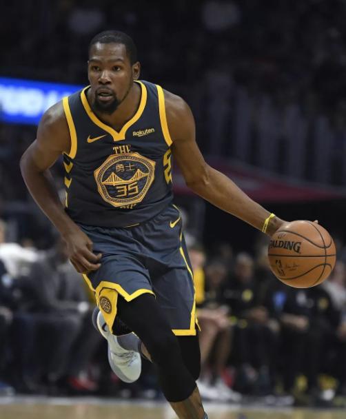 篮球精彩瞬间再现，球星实力引人瞩目，势不可挡