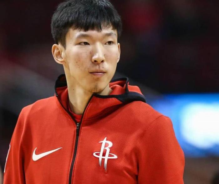 周琦成为中国第一人登上NBA球场赛场，引发热议