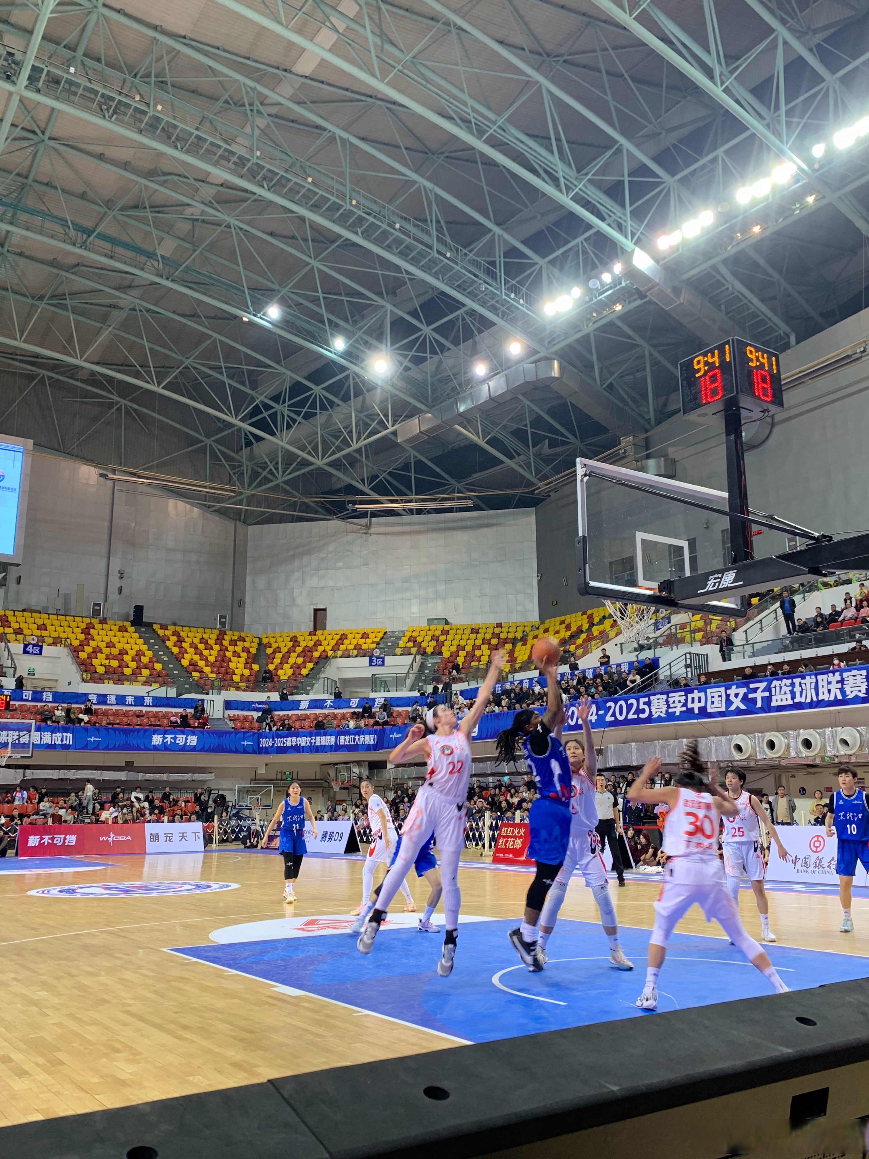 疯狂对攻！南方强队对阵中亚豪强，胜负难言，掌声雷动