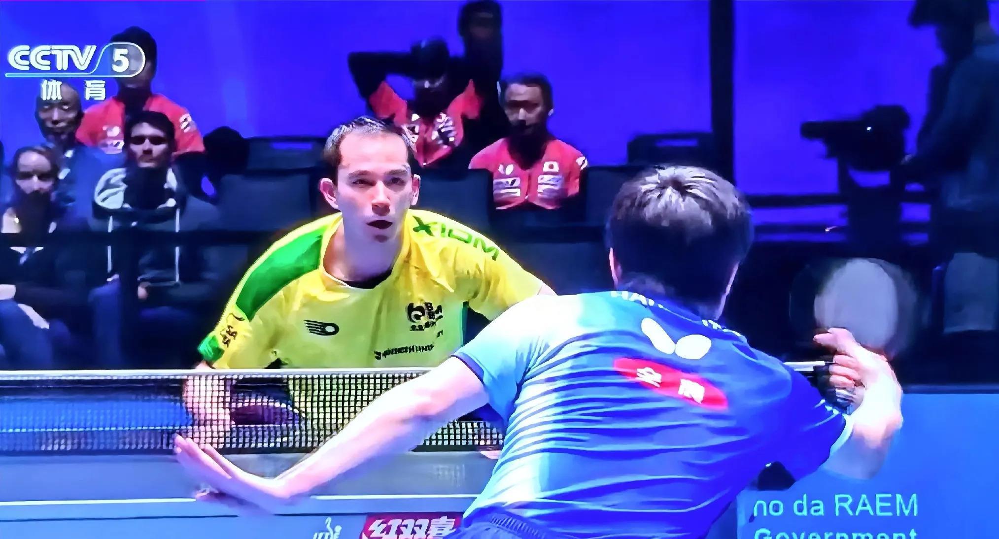 精彩对决激情上演，球员奋勇争先，振奋人心的简单介绍