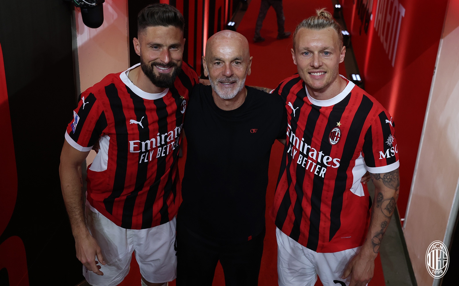 AC米兰主场大捷，继续领跑积分榜，掌声雷动