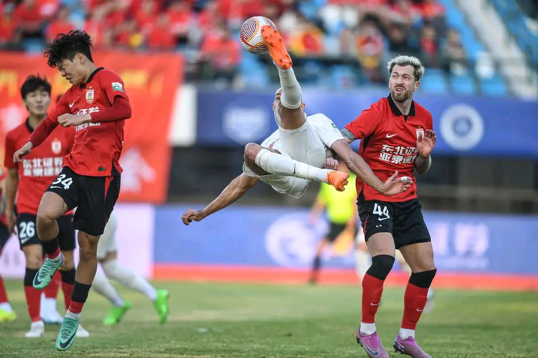 长春亚泰客场不敌广州富力，遗憾输球，掌声雷动