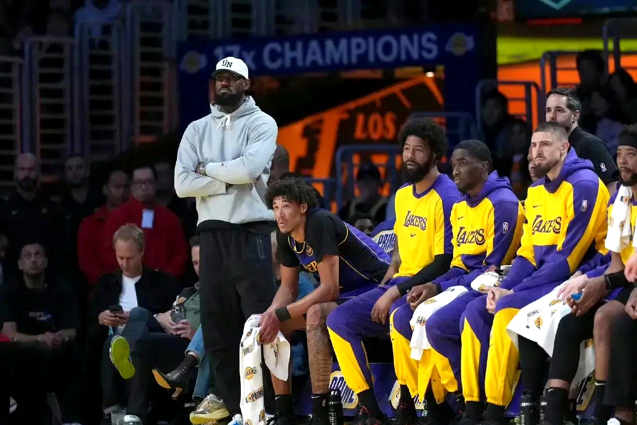 湖人胜马刺，詹姆斯全场分打出全面表现，引发热议