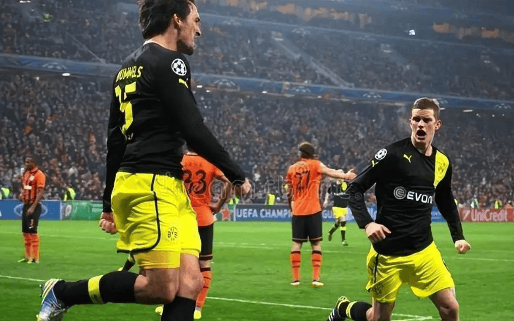 多特蒙德球员集中训练，为下场比赛全力以赴做好准备，气势如虹的简单介绍