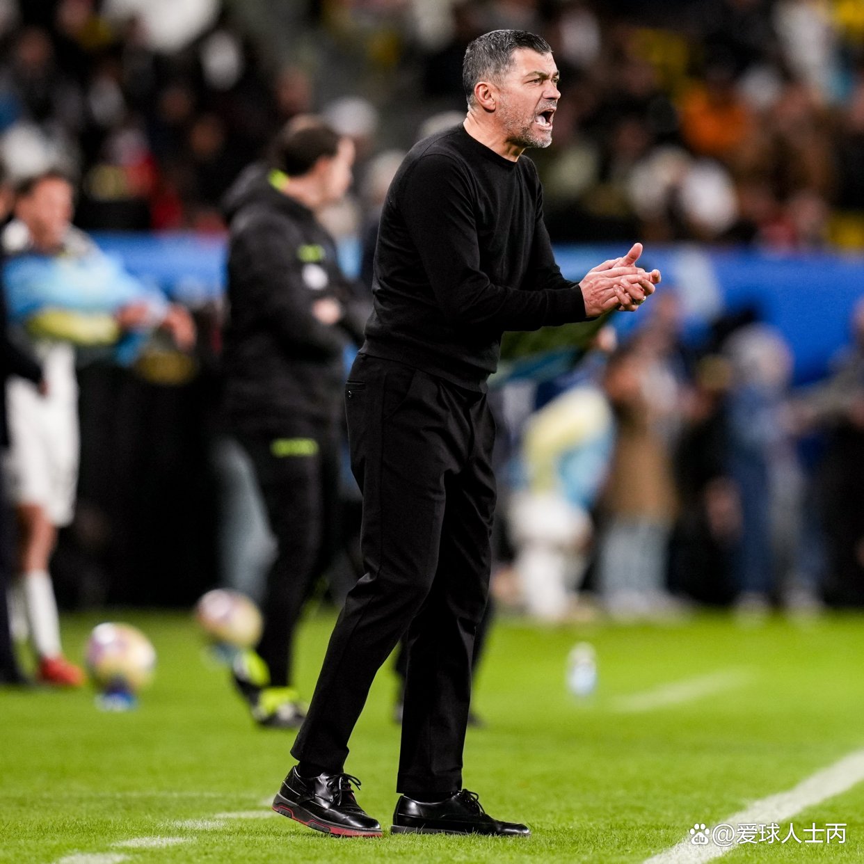 AC米兰传奇比赛，球迷逐渐沉浸其中，振奋人心的简单介绍