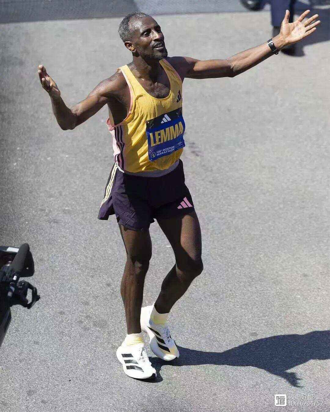 关于比利时球员成为马拉松新晋冠军，收获掌声，振奋人心的信息