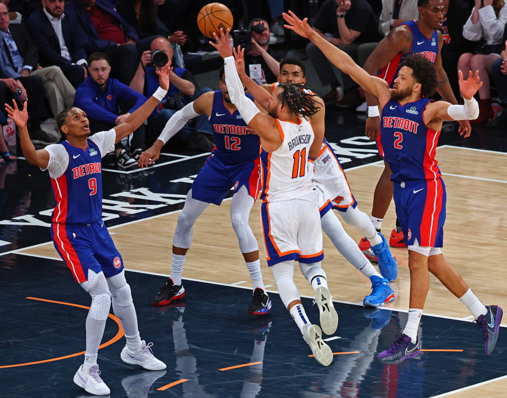 罗斯大爆发,雄鹿惨遭活塞绝杀,掌声雷动的简单介绍 罗斯大爆发,雄鹿惨遭活塞绝杀,掌声雷动的简单介绍