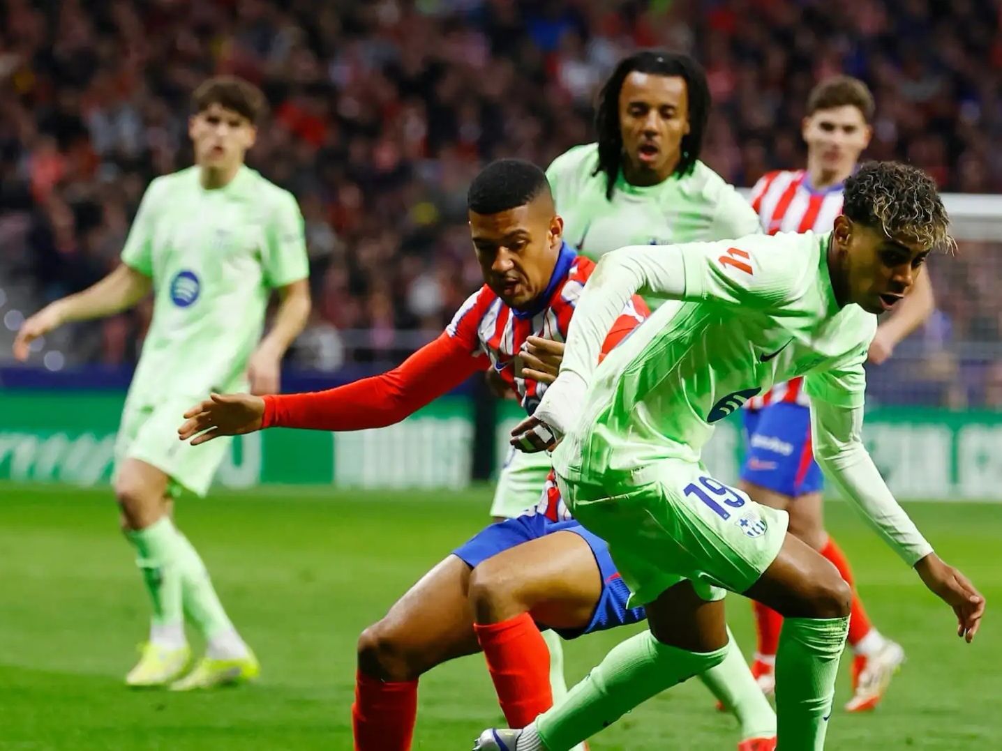 欧联杯：马德里竞技力压巴塞罗那，掌声雷动