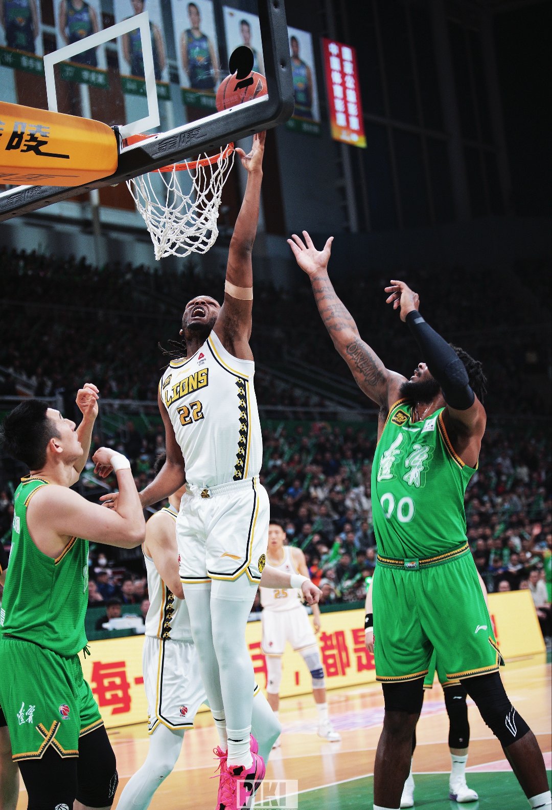 包含球队在比赛中连续进攻压倒对手，士气大振的词条