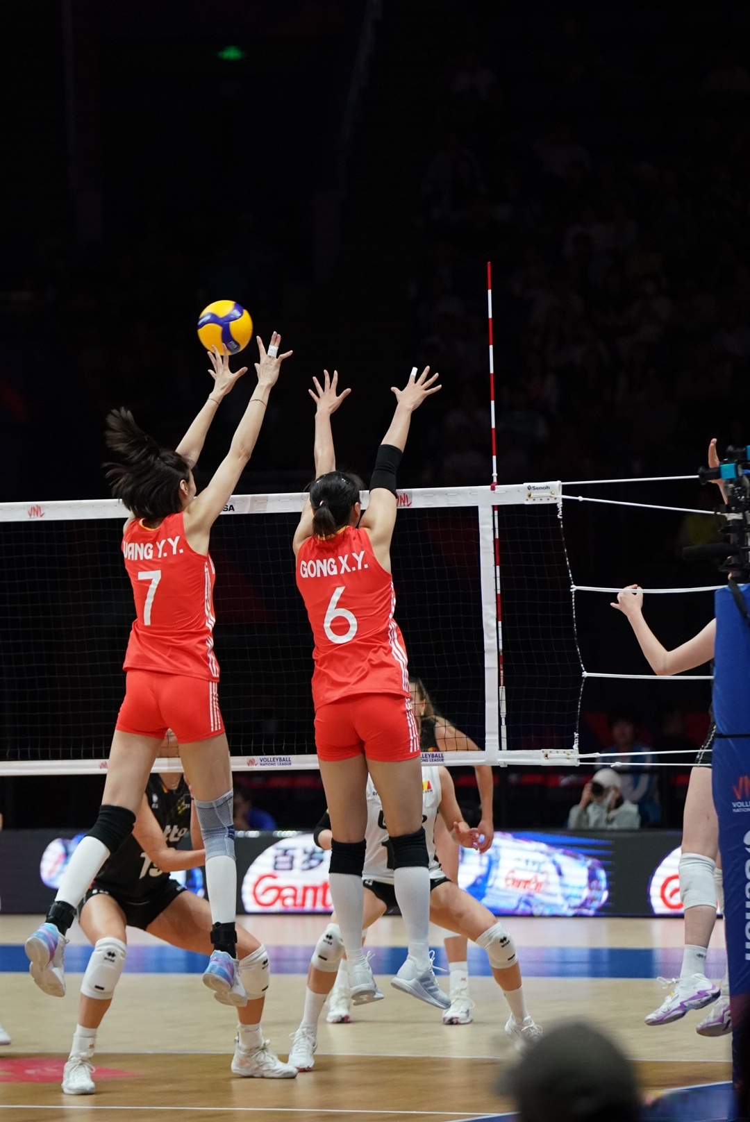 大比分战胜对手,赛后队员欢呼雀跃,势不可挡 大比分战胜对手,赛后队员欢呼雀跃,势不可挡