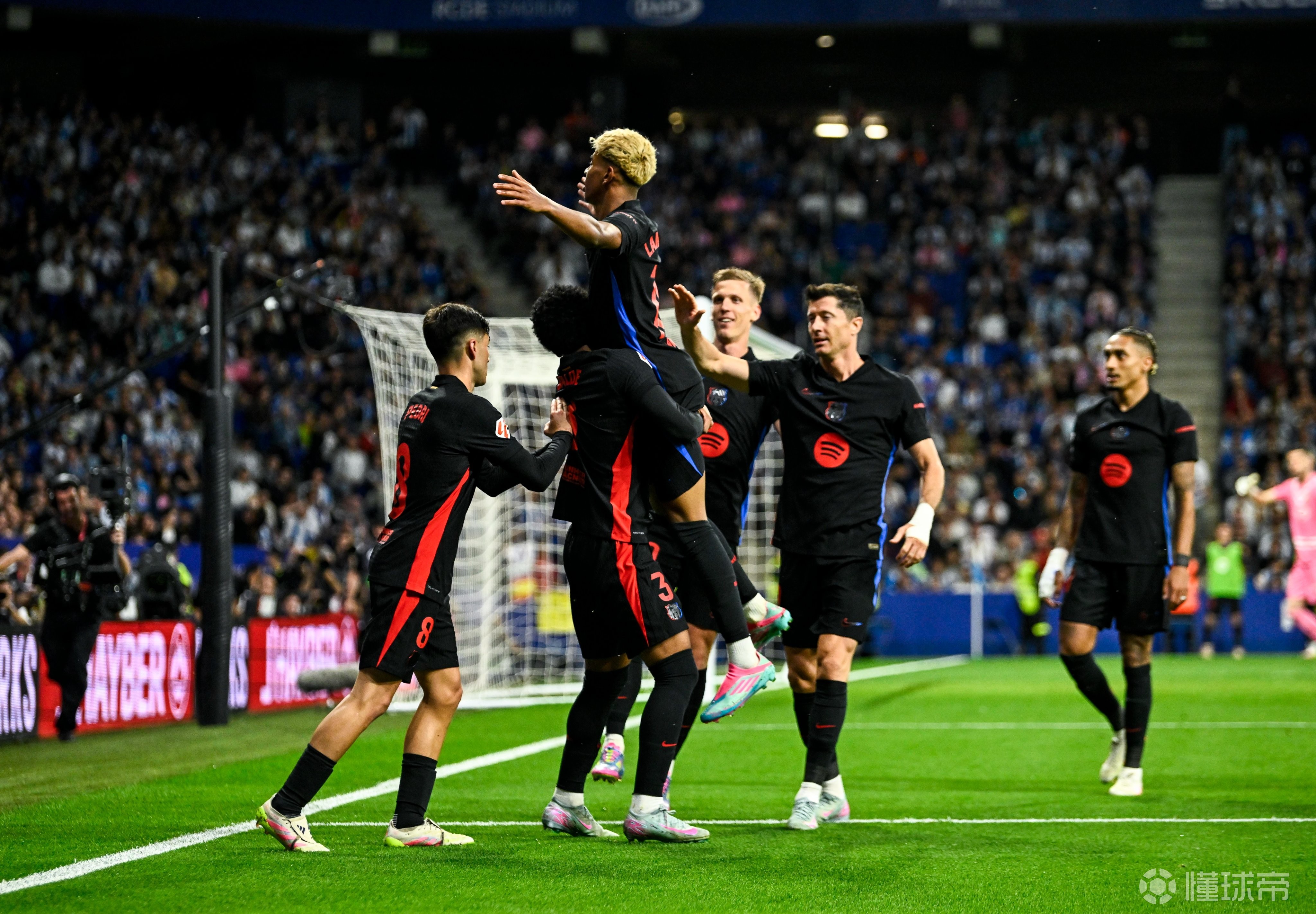 西甲冠军马德里竞技在欧洲联赛中搅动风云，稳步上升