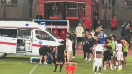 足球职业比赛紧张展开,球队备受期待,掌声雷动 足球职业比赛紧张展开,球队备受期待,掌声雷动