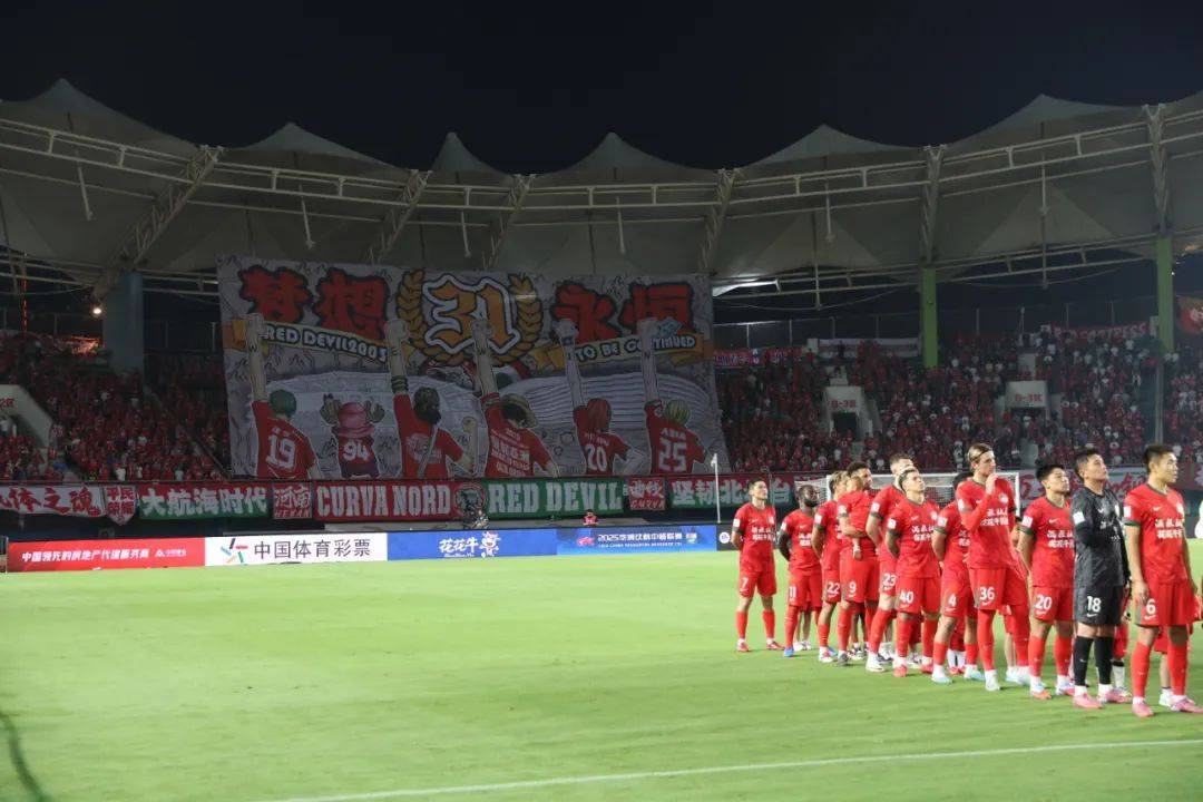 足球职业比赛紧张展开,球队备受期待,掌声雷动 足球职业比赛紧张展开,球队备受期待,掌声雷动