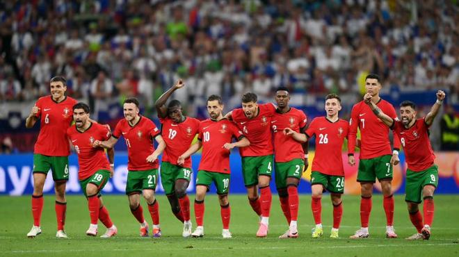 土耳其队在欧国联赛场上大放异彩，掌声雷动