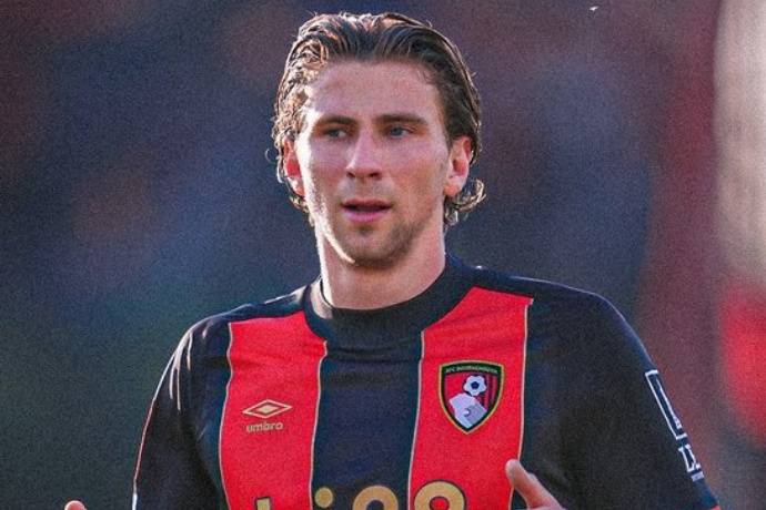 巴黎圣日耳曼宣布签约新后卫,气势如虹 巴黎圣日耳曼宣布签约新后卫,气势如虹