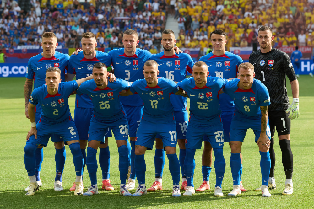 斯洛文尼亚国家队团结拼搏,跻身欧锦赛强,士气大振 斯洛文尼亚国家队团结拼搏,跻身欧锦赛强,士气大振