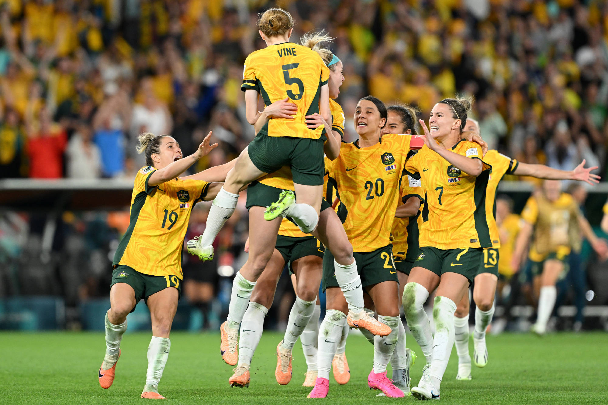 荷兰绝杀哥伦比亚，格纳布里刷新纪录