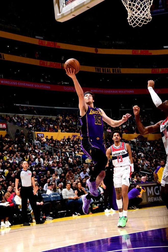 山西队完胜湖人，詹姆斯带队取胜