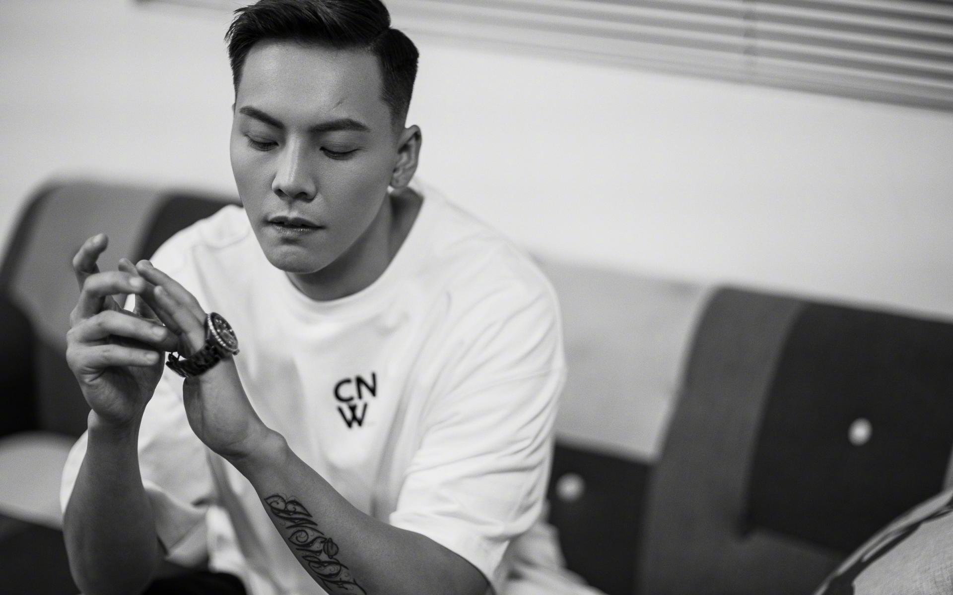 破碎枷锁，阿尔瓦雷斯在苏格兰与突尼斯之战中的压力逆风绽放